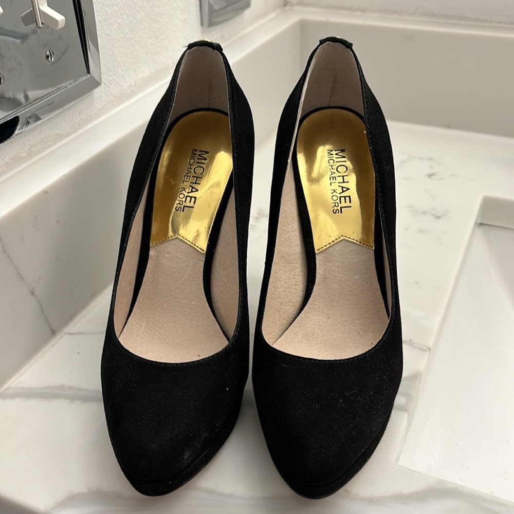 NWOT Michael Kors black suede 5” classic heel Never worn! Size 7 - Picture 7 of 11